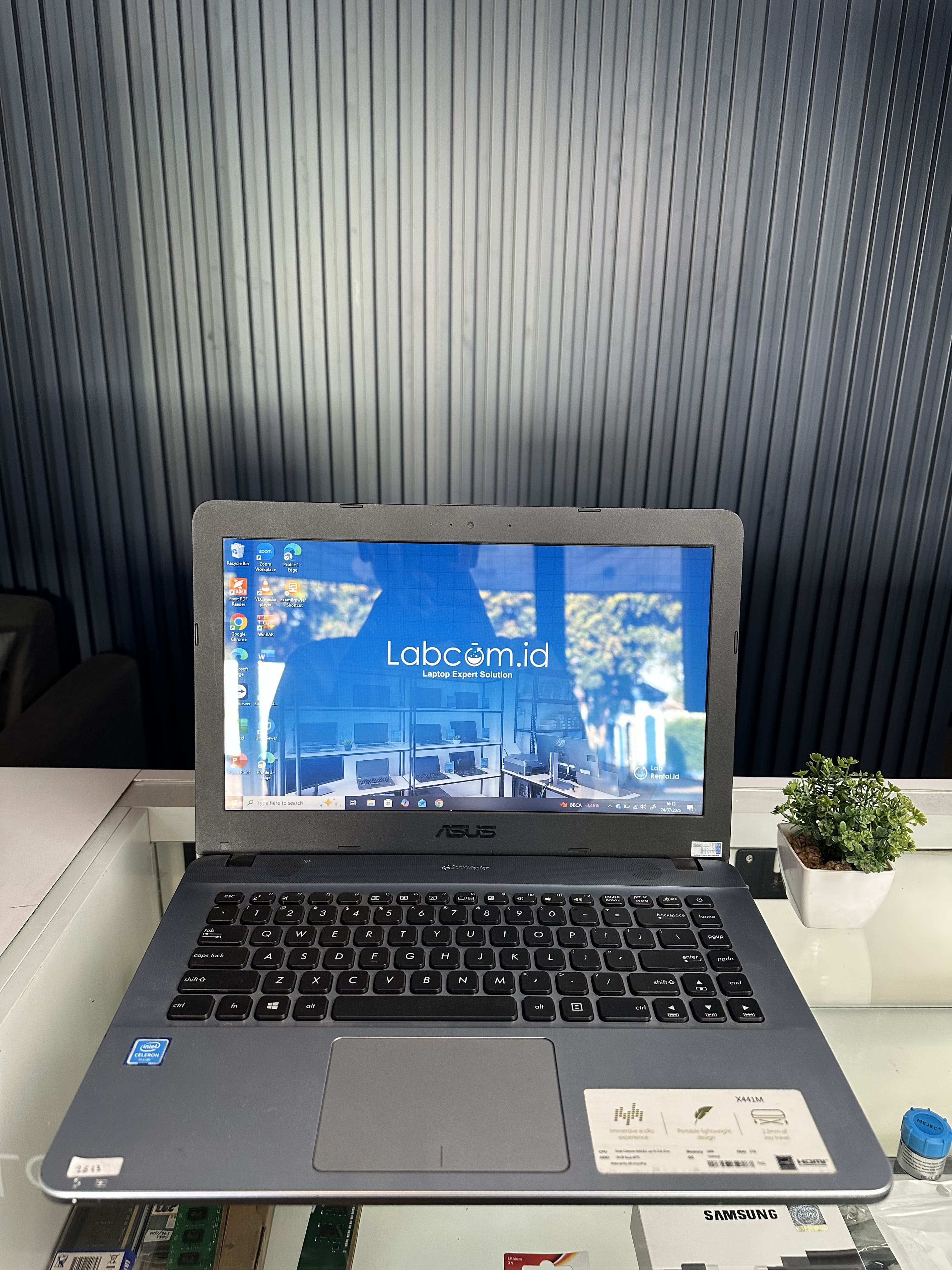 Asus X441M Prosesor Intel Celeron N3550 1.10hz RAM 2GB (Soldered) SSD 256GB 14" HD
